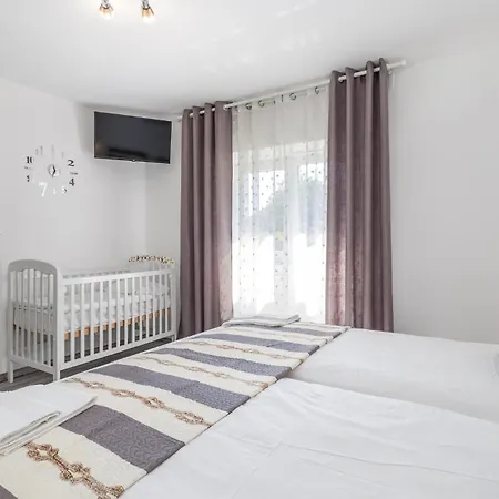 2 Bedroom Awesome In Holiday home Fuzine