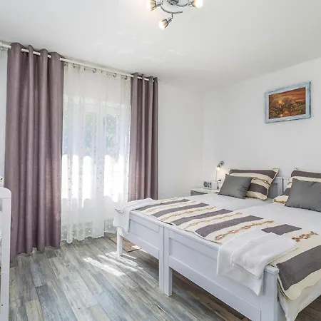 Dom wakacyjny 2 Bedroom Awesome In Fužine