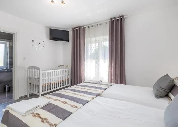 2 Bedroom Awesome In Vakantiehuis Fužine